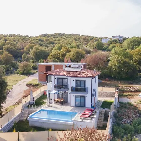 Gorgeous Private With Garden And Pool In Apartment