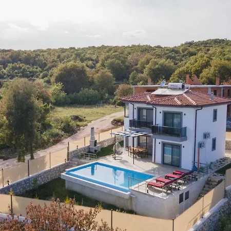 Gorgeous Private With Garden And Pool In Apartment *