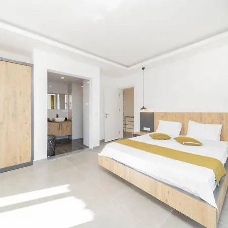 Gorgeous Private With Garden And Pool In Apartment *