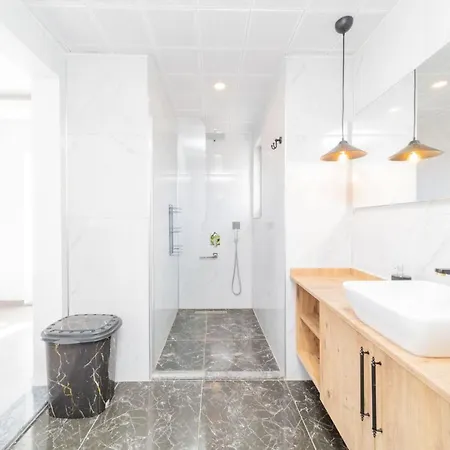 Gorgeous Private With Garden And Pool In Apartment