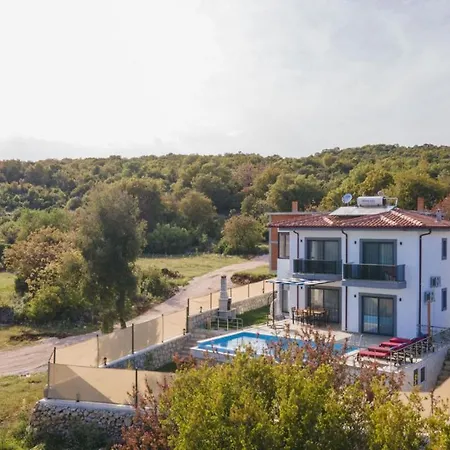 Gorgeous Private With Garden And Pool In Apartment