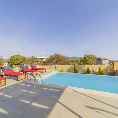 Gorgeous Private With Garden And Pool In Apartment