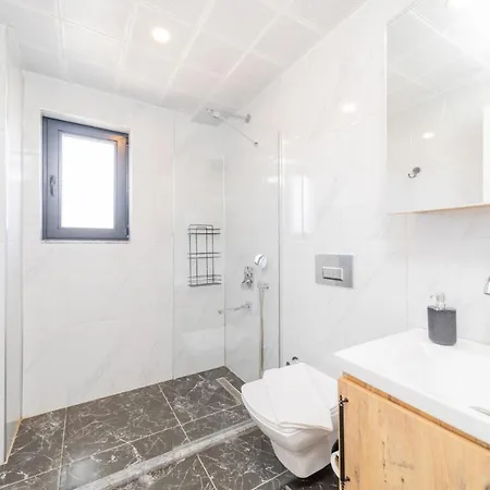 Gorgeous Private With Garden And Pool In Apartment Kas