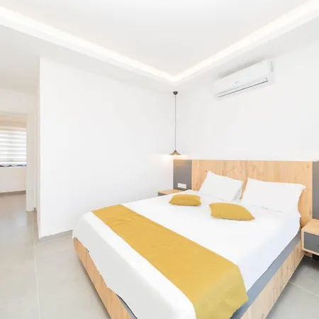 Gorgeous Private With Garden And Pool In Appartement *